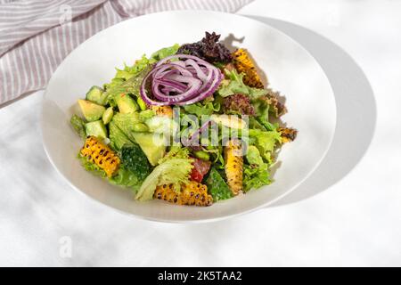 Gesunde Ernährung Salat mit Edamam- und Avocado-Gemüse, Edamame-Bohnen, Paprika, Mais, Gurken, Tomaten, rote Zwiebeln auf weißem Hintergrund für res Stockfoto