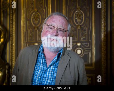 Porträt des spanischen Philosophen und Schriftstellers Fernando Savater, drinnen und beim Blick auf die Kamera. Stockfoto