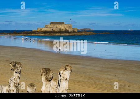 Blick auf den Strand du Sillon an einem sonnigen Sommertag mit dem National Fort im Hintergrund in der mittelalterlichen Stadt Saint Malo. Stockfoto