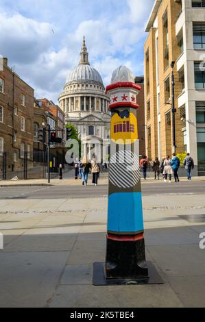 LONDON - 21. Mai 2022: Culture Mile-Schilder auf dem Postweg mit der St Paul's Cathedral im Hintergrund Stockfoto