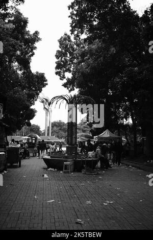 Bandung, West Java, Indonesien - 09. Oktober, 2022 : Impromptu Markt, Monochrom-Foto der Massen von Besuchern auf dem Tegalega improvisierten Markt Stockfoto