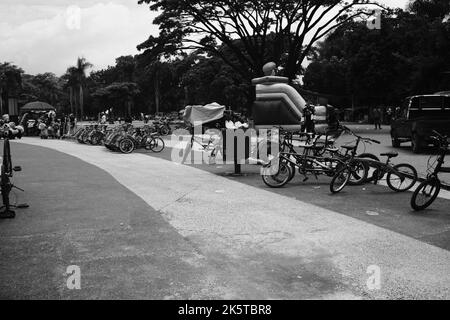 Bandung, West Java, Indonesien - 09. Oktober 2022 : Reihe von Fahrrädern, monochromes Foto einer Reihe von Fahrrädern und Trishaws zum Mieten vor Ort Stockfoto