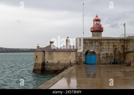 Leuchtturm am Ende des Anlegekastens East Pier in Dun Laoghaire, Dubin Stockfoto