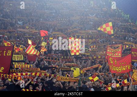 Rom, Italien. 09. Oktober 2022. Lecce-Fans während des Fußballs Serie A Match, Stadio Olimpico, AS Roma V Lecce, 09.. Oktober 2022 Photographer01 Credit: Independent Photo Agency/Alamy Live News Stockfoto