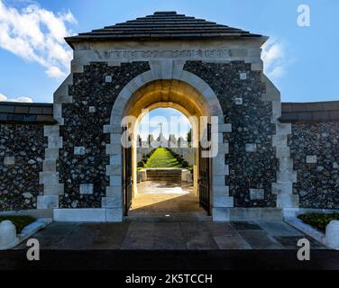 Eingang des Tyne Cot Friedhofs mit dem Opferkreuz für die Toten des Ersten Weltkriegs, Passendale, Westflandern, Belgien. Stockfoto