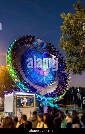 Vergnügungspark. Allgemeine Pläne der Attraktionen für Kinder einer Messe in Spanien. Stockfoto