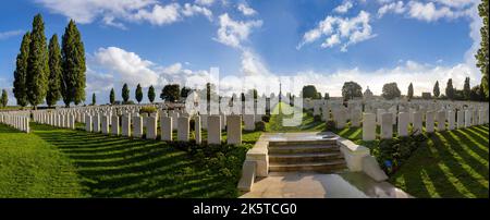 Panoramablick auf den Friedhof Tyne Cot Commonwealth war Graves und das Denkmal für die Vermissten des Ersten Weltkriegs, Passendale, Westflandern, Belgien. Stockfoto