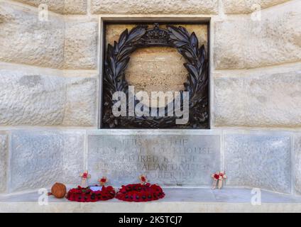 Denkmal mit Mohnkränzen auf dem Commonwealth-Kriegsgräberfriedhof Tyne Cot und Gedenkstätte für das Verschwinden des Ersten Weltkriegs, Passendale, Westflandern, Belgien. Stockfoto