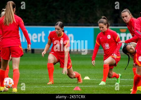 ZEIST, NIEDERLANDE - 10. OKTOBER: Aniek Nouwen aus den Niederlanden und Marisa Olislagers aus den Niederlanden während einer Trainingssitzung der niederländischen Fußballmannschaft der Frauen auf dem KNVB Campus am 10. Oktober 2022 in Zeist, Niederlande (Foto: Jeroen Meuwsen/Orange Picles) Stockfoto