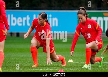 ZEIST, NIEDERLANDE - 10. OKTOBER: Aniek Nouwen aus den Niederlanden und Marisa Olislagers aus den Niederlanden während einer Trainingssitzung der niederländischen Fußballmannschaft der Frauen auf dem KNVB Campus am 10. Oktober 2022 in Zeist, Niederlande (Foto: Jeroen Meuwsen/Orange Picles) Stockfoto