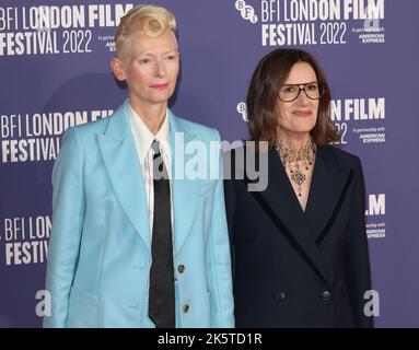 Joanna Hogg und Tilda Swinton nehmen an der Sonderpräsentation von „The Eternal Daughter“ in der Royal Festival Hall während des BFI London Film Festivals 66. Teil Stockfoto