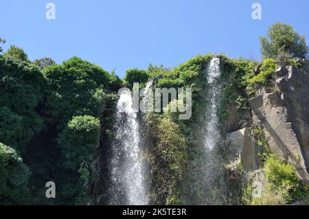 Jardin Extraordinaire, ein Garten in Nantes, Frankreich mit Wasserfall, Felsen und üppiger Vegetation. Stockfoto