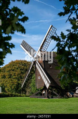 Nutley Windmill in Ashdown Forest , East Sussex , England die Nutley Windmill ist die letzte Open Trestle Post Mill in Sussex und eine von nur noch 5 im Land und stammt aus 500 Jahren Stockfoto