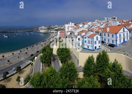 Panoramablick über das historische Stadtzentrum, den Hafen und den Atlantischen Ozean, Sines, Alentejo, Portugal Stockfoto
