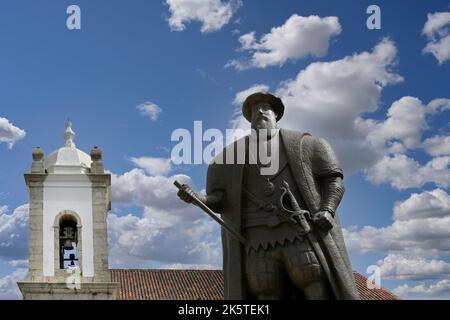 Vasco da Gama Statue vor der Kirche Saint Salvador, Sines, Alentejo, Portugal Stockfoto