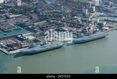 Die beiden größten Flugzeugträger der Royal Navy im Dock. Die HMS Queen Elizabeth befindet sich auf der linken Seite und die HMS Prince of Wales auf der rechten Seite, Portsmouth, Hampshire, 2020. Stockfoto