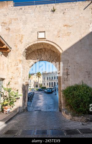 Syrakus, Italien - 09-16-2022: Schönes Tor zu Ortigia Stockfoto