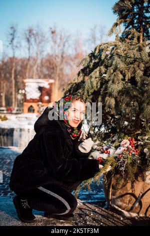 Schönes Mädchen in einem ukrainischen nationalen Schal im Winter auf der Straße Stockfoto