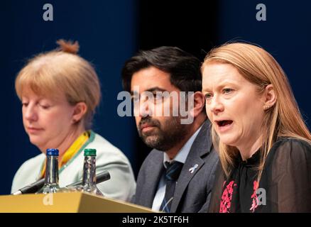 Aberdeen, Schottland, Großbritannien. 10.. Oktober 2022. Shona Robison MSP, Kabinettssekretärin für soziale Gerechtigkeit, Wohnungsbau und Kommunalverwaltung (L), Humza Yousaf MSP, Kabinettssekretärin für Gesundheit und Sozialfürsorge (C) und Shirley-Anne Somerville MSP, Kabinettsminister für Bildung und Fähigkeiten (R) bei der Podiumsveranstaltung der Regierung auf der Schottischen Nationalparteikonferenz am dritten Tag in Aberdeen, Schottland. Aufgrund der Covid-Pandemie haben sich in diesem Jahr zum ersten Mal seit Oktober 2019 Mitglieder der schottischen Nationalpartei zu einer Konferenz getroffen. Iain Masterton/Alamy Live News Stockfoto