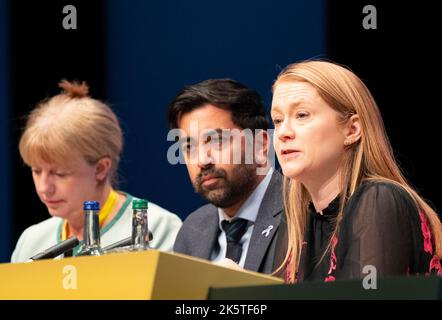 Aberdeen, Schottland, Großbritannien. 10.. Oktober 2022. Shona Robison MSP, Kabinettssekretärin für soziale Gerechtigkeit, Wohnungsbau und Kommunalverwaltung (L), Humza Yousaf MSP, Kabinettssekretärin für Gesundheit und Sozialfürsorge (C) und Shirley-Anne Somerville MSP, Kabinettsminister für Bildung und Fähigkeiten (R) bei der Podiumsveranstaltung der Regierung auf der Schottischen Nationalparteikonferenz am dritten Tag in Aberdeen, Schottland. Aufgrund der Covid-Pandemie haben sich in diesem Jahr zum ersten Mal seit Oktober 2019 Mitglieder der schottischen Nationalpartei zu einer Konferenz getroffen. Iain Masterton/Alamy Live News Stockfoto