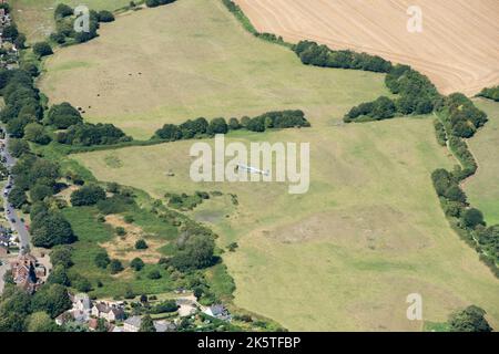 Eine zweisitzige Spitfire im Flug in der Nähe des Goodwood Aerodroms, West Sussex, 2020. Stockfoto
