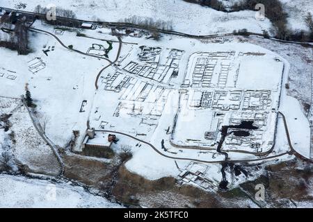 Vindolanda (Chesterholm) Römisches Fort im Schnee, Northumberland, 2018. Stockfoto