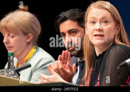 Aberdeen, Schottland, Großbritannien. 10.. Oktober 2022. Shona Robison MSP, Kabinettssekretärin für soziale Gerechtigkeit, Wohnungsbau und Kommunalverwaltung (L), Humza Yousaf MSP, Kabinettssekretärin für Gesundheit und Sozialfürsorge (C) und Shirley-Anne Somerville MSP, Kabinettsminister für Bildung und Fähigkeiten (R) bei der Podiumsveranstaltung der Regierung auf der Schottischen Nationalparteikonferenz am dritten Tag in Aberdeen, Schottland. Aufgrund der Covid-Pandemie haben sich in diesem Jahr zum ersten Mal seit Oktober 2019 Mitglieder der schottischen Nationalpartei zu einer Konferenz getroffen. Iain Masterton/Alamy Live News Stockfoto