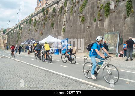 Rom, Italien - Oktober 2022 - Menschen, die am Tiber entlang radeln Stockfoto