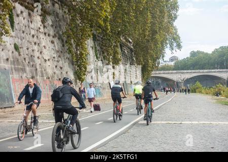 Rom, Italien - Oktober 2022 - Menschen, die am Tiber entlang radeln Stockfoto