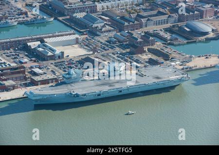 HMS Queen Elizabeth Aircraft Carrier im Dock, Portsmouth, Hampshire, 2020. Stockfoto