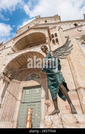 Engelsstatue Verona, Ansicht der Skulptur mit dem Titel der Blaue Engel von Albano Poli (2015) in der Nähe des Domeingangs auf der Piazza Duomo, Verona Italien Stockfoto