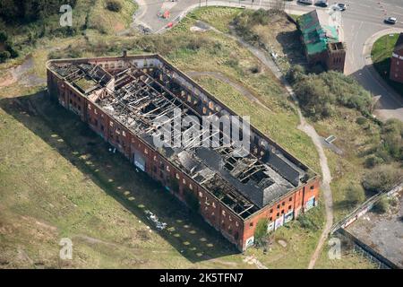Das Feuer beschädigte das Lagerhaus am Friar Gate Goods Yard, City of Derby, 2021. Stockfoto