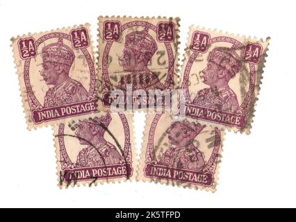 Eine Montage von Vintage-Briefmarken aus Indien auf weißem Hintergrund. Stockfoto