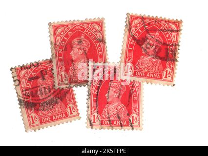 Eine Montage von Vintage-Briefmarken aus Indien auf weißem Hintergrund. Stockfoto