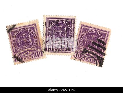 Eine Montage von Vintage-Briefmarken aus Mexiko auf weißem Hintergrund. Stockfoto