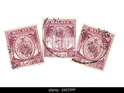 Eine Montage von alten Briefmarken aus Malaya auf weißem Hintergrund. Stockfoto