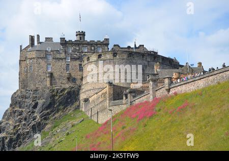 Edinburgh, Schottland, Großbritannien - 21. Juni 2021: Blick auf das Edinburgh Castle mit Touristen Stockfoto