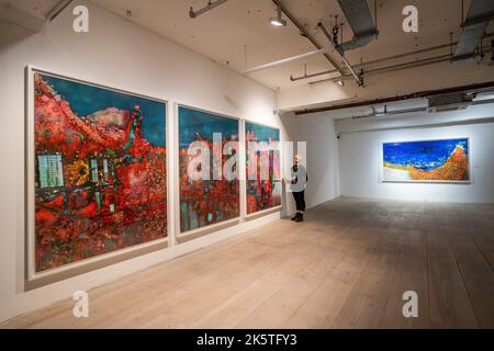 London, Großbritannien. 10 Oktober 2022 . Eine große Ausstellung des preisgekrönten Künstlers Richard Mosse in den 180 Studios, The Strand . Broken Spectre ist das Ergebnis einer dreijährigen Dokumentation von Umweltverbrechen im brasilianischen Amazonasgebiet mit einer Reihe von wissenschaftlichen Bildgebungstechnologien, die die Herausforderungen des Klimawandels bewältigen sollen.Quelle: amer ghazzal/Alamy Live News. Stockfoto