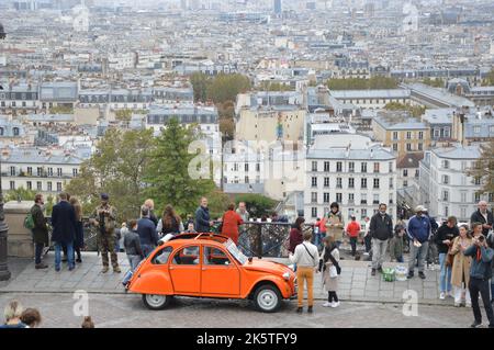 Paris, Frankreich - 22. Oktober 2021: Der Wagen des Autos des Autos des Autos 2CV auf der Treppe an der Sacre Coeur in Paris Stockfoto