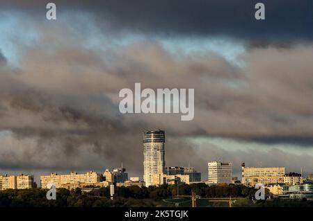 Kiew, Ukraine. 10. Oktober 2022. KIEW, UKRAINE - 10. OKTOBER 2022 - Rauchwolken steigen über der ukrainischen Hauptstadt als Folge der russischen Raketenangriffe, Kiew, der Hauptstadt der Ukraine. Kredit: Ukrinform/Alamy Live Nachrichten Stockfoto