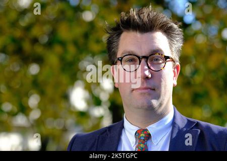 Cheltenham, Gloucestershire, Großbritannien – Montag, 10.. Oktober 2022 – der Kulturhistoriker und Autor Gavin Plumley nimmt am Cheltenham Literature Festival Teil. Foto Steven May / Alamy Live News Stockfoto