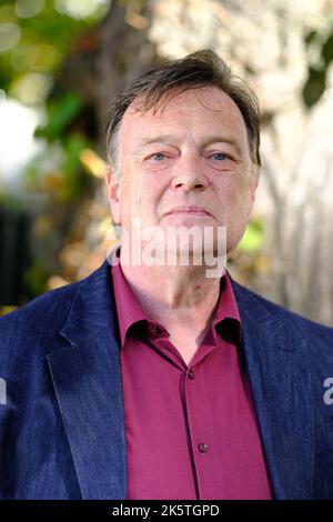 Cheltenham, Gloucestershire, Großbritannien – Montag, 10.. Oktober 2022 – Frank Wynne, Übersetzer und Autor, nimmt am Cheltenham Literature Festival Teil, um über die Kunst der Übersetzung zu sprechen - Foto Steven May / Alamy Live News Stockfoto