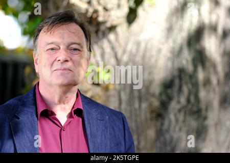 Cheltenham, Gloucestershire, Großbritannien – Montag, 10.. Oktober 2022 – Frank Wynne, Übersetzer und Autor, nimmt am Cheltenham Literature Festival Teil, um über die Kunst der Übersetzung zu sprechen - Foto Steven May / Alamy Live News Stockfoto