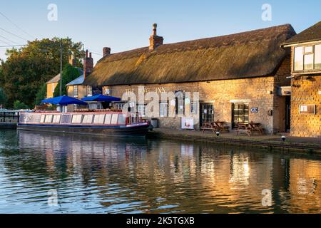 Das Boat Inn am Grand Union Canal bei Stoke Bruerne im Herbst bei Sonnenaufgang. Northamptonshire, England. Stockfoto