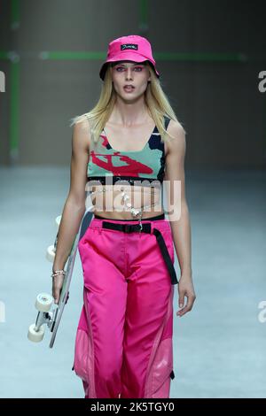 9. Oktober 2022, Lissabon, Portugal: Ein Model präsentiert eine Kreation des portugiesischen Modedesigners Duarte während der Lissabon Fashion Week 59. am 9. Oktober 2022 in Lissabon, Portugal. (Bild: © Pedro Fiuza/ZUMA Press Wire) Stockfoto