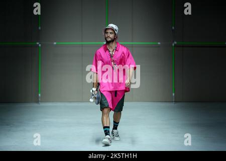 Lissabon, Portugal. 9. Oktober 2022. Ein Model präsentiert eine Kreation des portugiesischen Modedesigners Duarte während der Lissabon Fashion Week 59. am 9. Oktober 2022 in Lissabon, Portugal. (Bild: © Pedro Fiuza/ZUMA Press Wire) Stockfoto