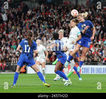 LONDON ENGLAND - OKTOBER 07:L-R Rachel Daly (Houston Dash) aus England Frauen und Lindsey Horan (Lyon) aus den USA während der Women's International Friendly Matc Stockfoto