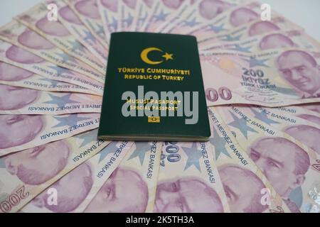 Reisepass mit türkischer Währung, Reisepass und Türkei-Personalausweis mit türkischer Lira (TL) darauf, auf weißem Papierhintergrund Stockfoto