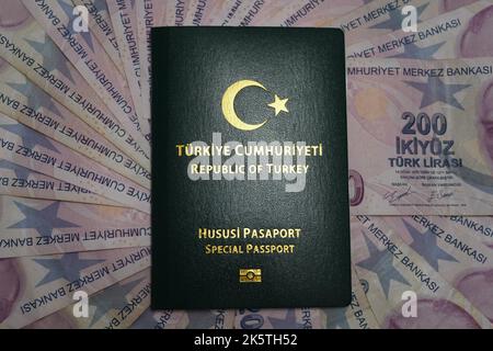 Reisepass mit türkischer Währung, Reisepass und Türkei-Personalausweis mit türkischer Lira (TL) darauf, auf weißem Papierhintergrund Stockfoto