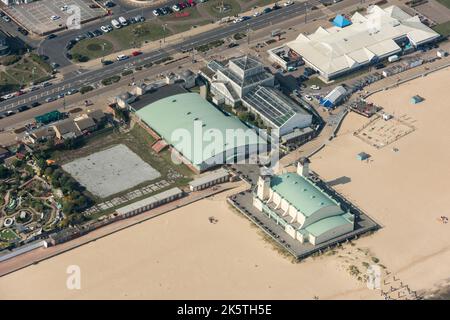 Britannia Pier und die Winter Gardens, Great Yarmouth, Norfolk, 2020. Stockfoto